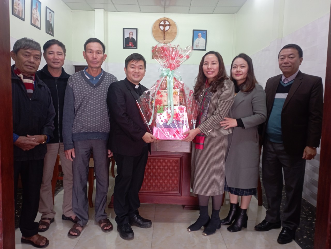 Đ/c Hoàng Thị Phương Nam-PBis thư Thường trực Huyện ủy thăm, tặng quà 