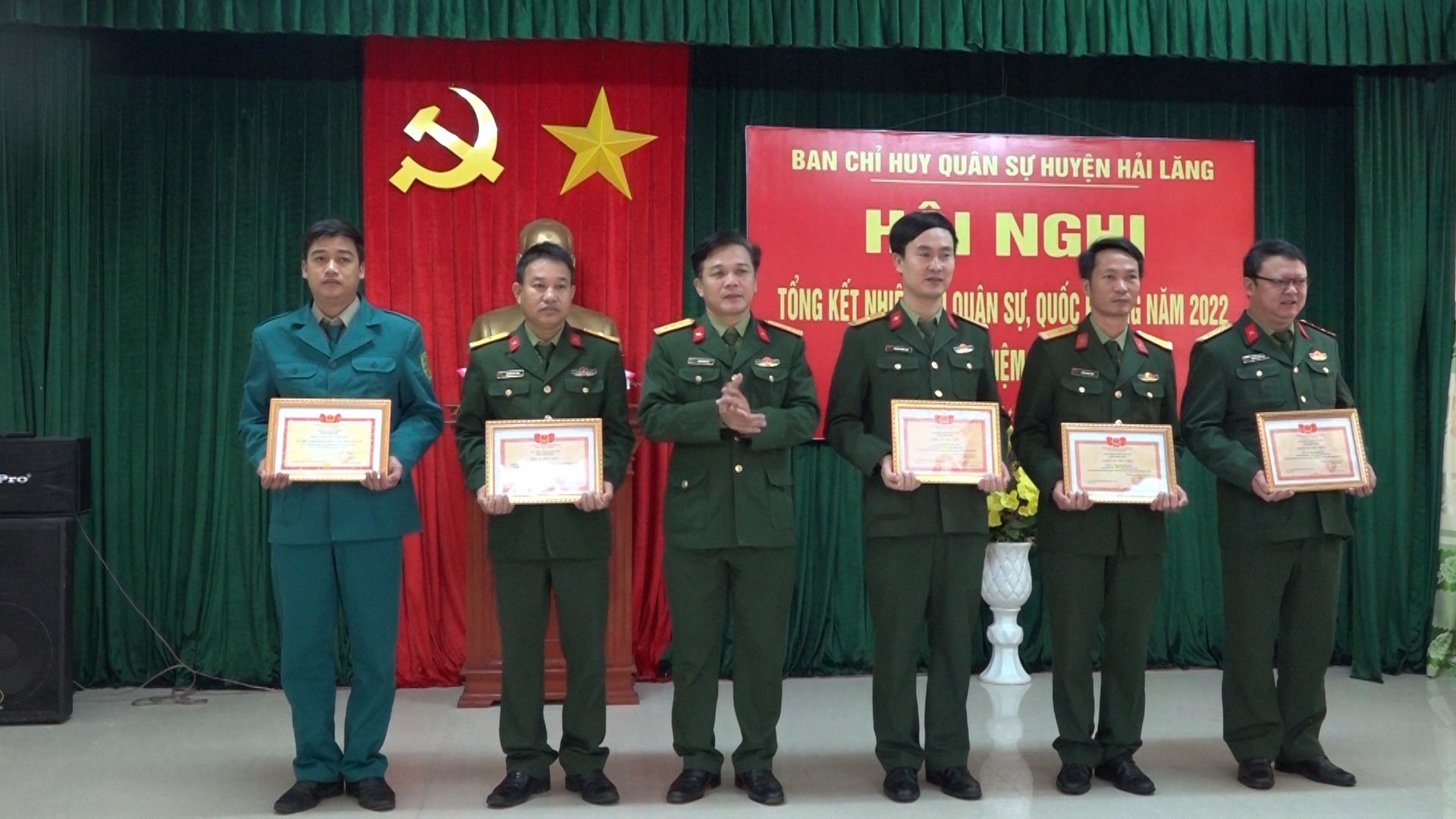 Thượng tá Trần Đình Hải-Chỉ huy trưởng Ban CHQS huyện tặng giấy khen cho các tập thể, cá nhân tại hội nghị