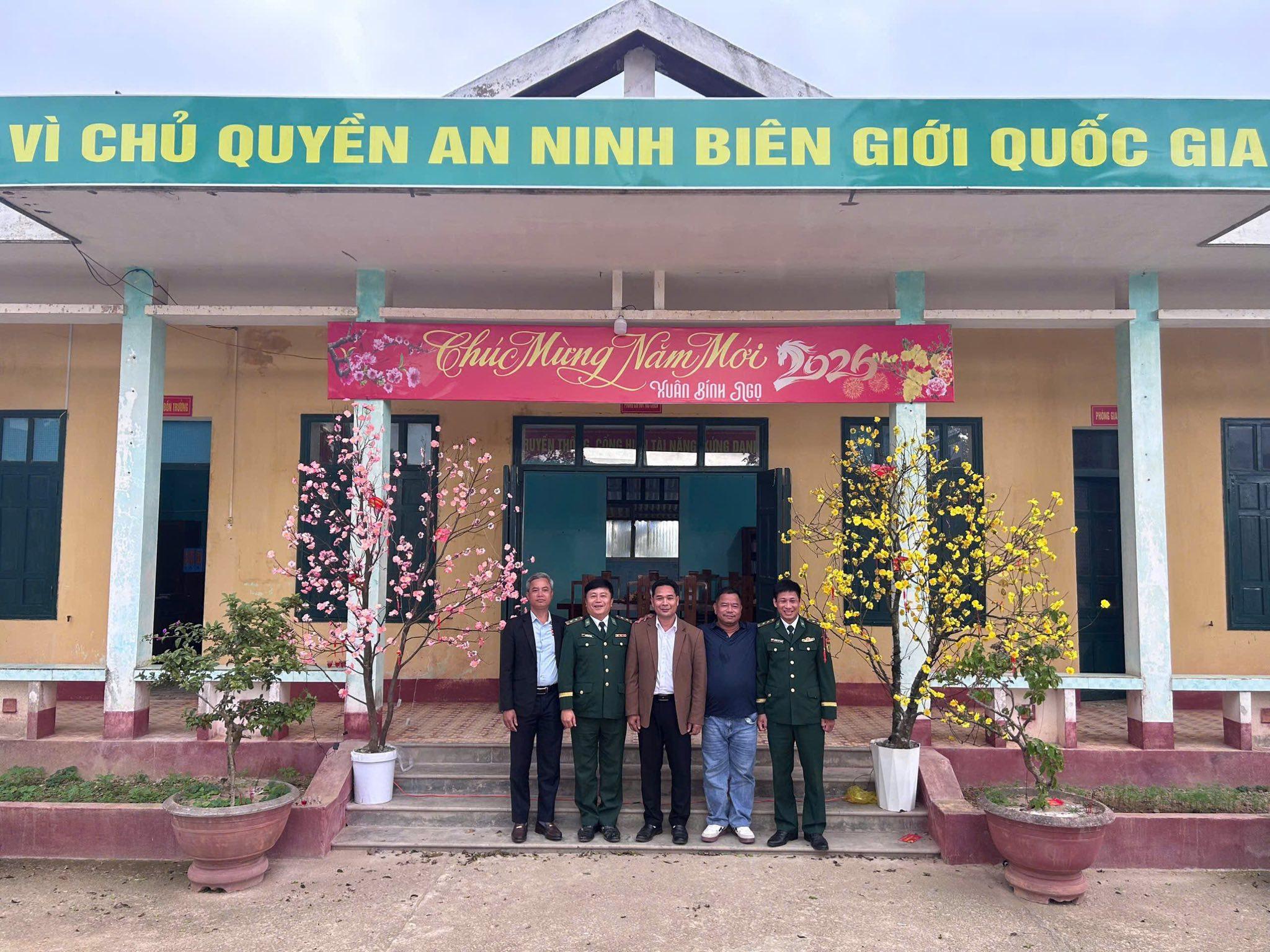 Đồng chí Hồ Văn Dương, Bí thư Đảng ủy đến thăm, kiểm tra tình hình đón tết tại Đồn Biên phòng Ba...