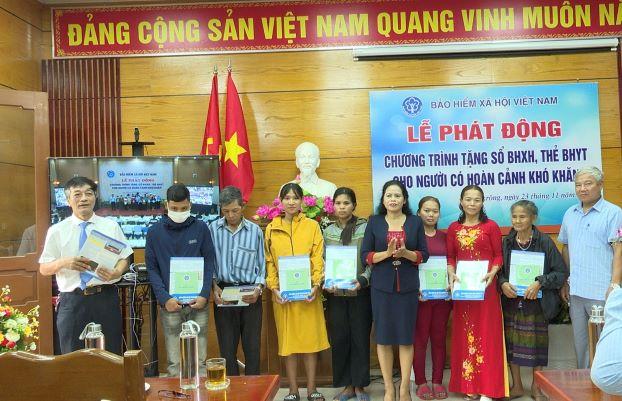BHXH Việt Nam: Phát động Tặng sổ BHXH, thẻ BHYT cho người có hoàn cảnh khó khăn năm 2022