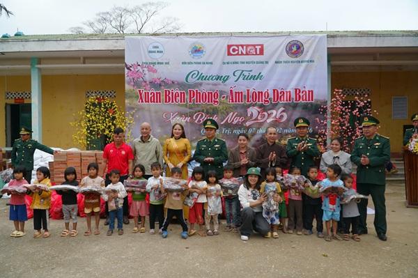 CHƯƠNG TRÌNH XUÂN ẤM BIÊN PHÒNG - ẤM LÒNG DÂN BẢN ĐẾN VỚI XÃ BIÊN GIỚI ĐAKRÔNG