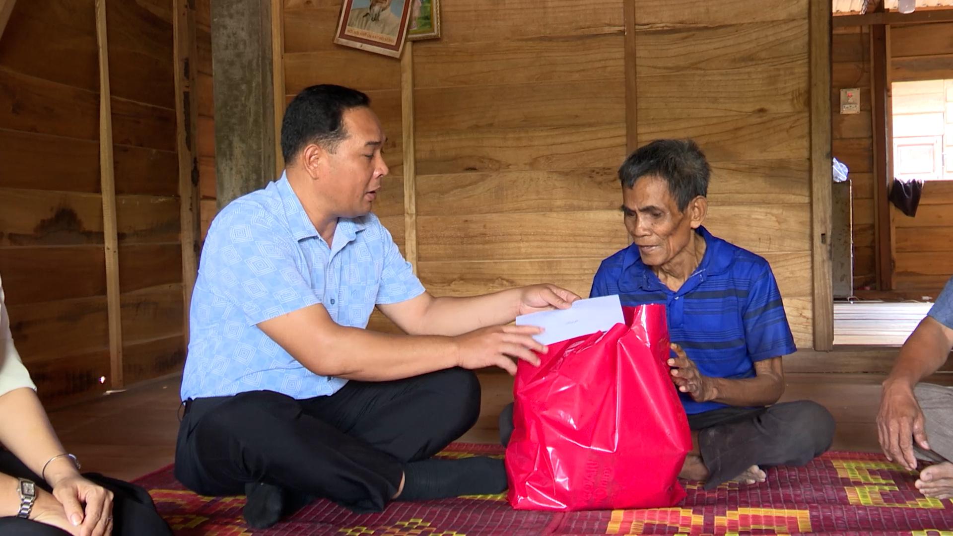 Đồng chí Hồ Văn Dương thăm, động viên gia đình chính sách tại thôn Làng Cát