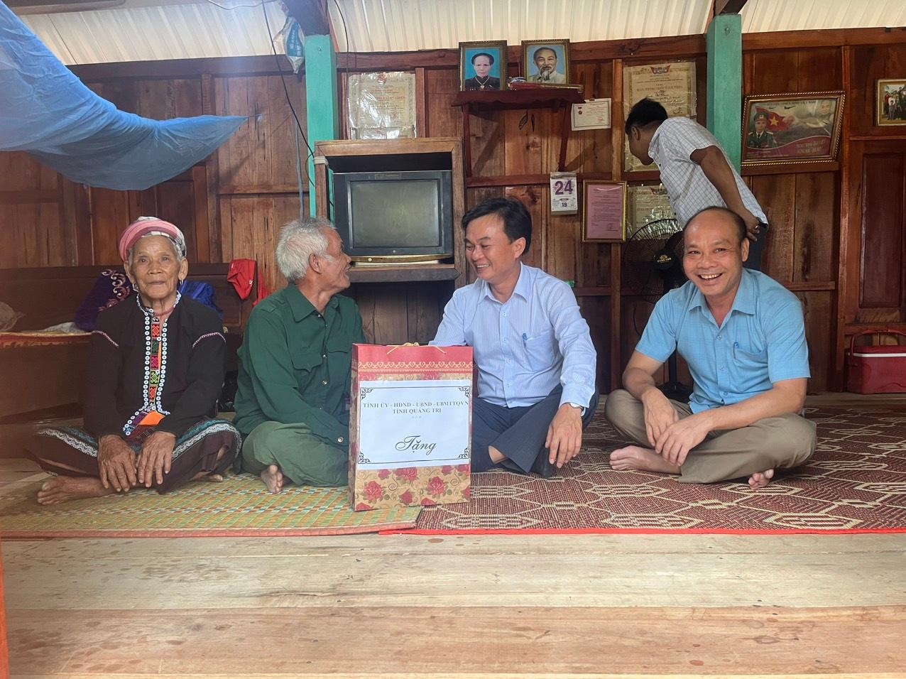 Phó Chủ tịch Thường trực HĐND tỉnh Nguyễn Chiến Thắng thăm các gia đình người có công